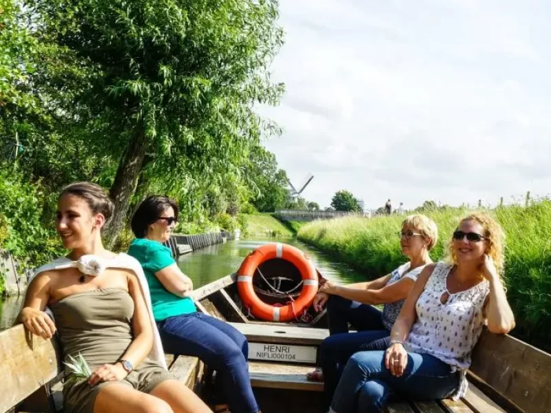 Visit the Marais Audomarois by boat